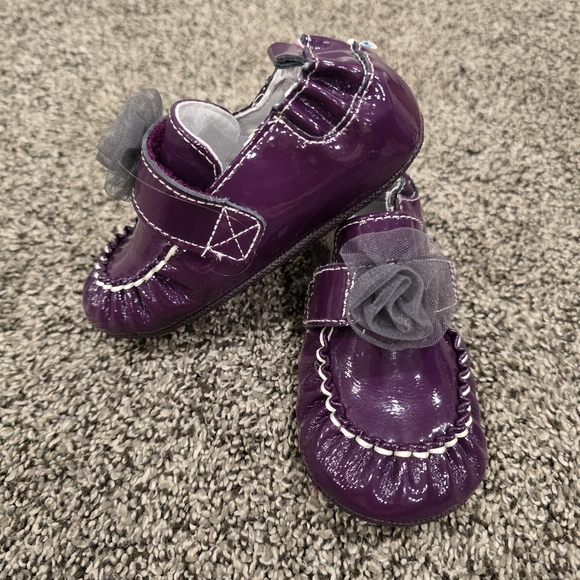 Robeez Shiny Purple Moccasins with Gray Flower - Picture 1 of 4
